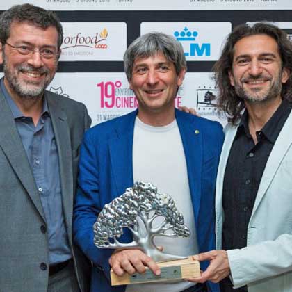 Giancarlo Bertalero e Filippo Ciardi ritirano il premio per il premio “miglior documentario italiano”
