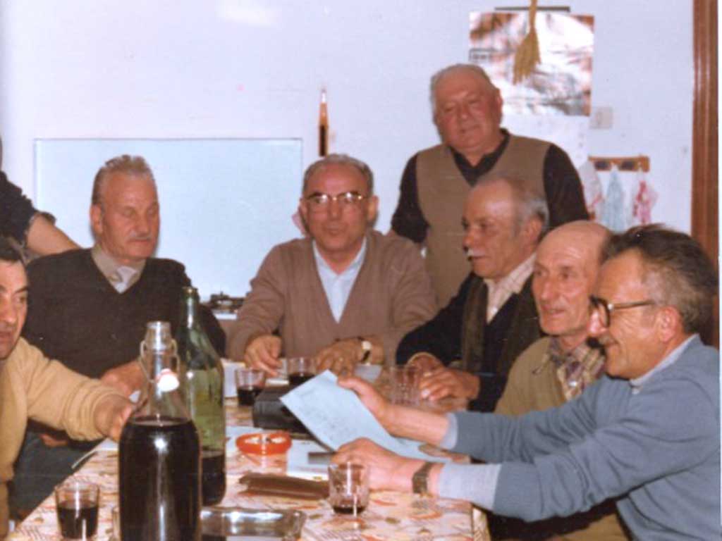 Ex partigiani cantano a tavola