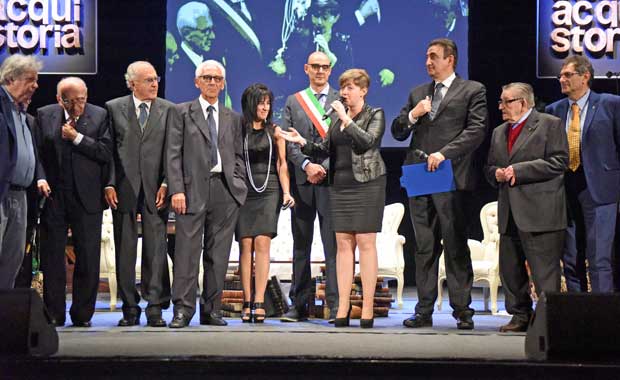 un momento della cerimonia di consegna del Premio Acqui Storia 2017 sul palco dell'Ariston
