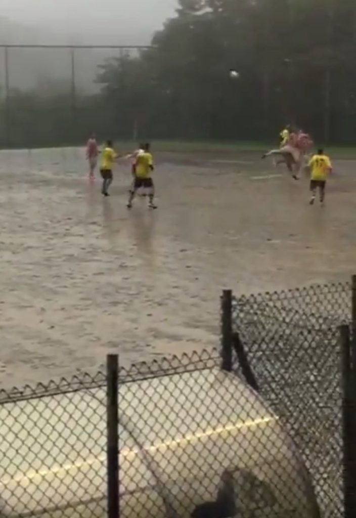 Calcio ligure sotto la pioggia...