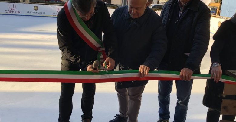 Santo Stefano Belbo inaugurata pista pattinaggio per Natale