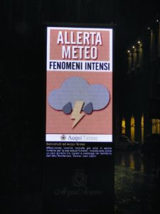 Un totem in piazza Italia