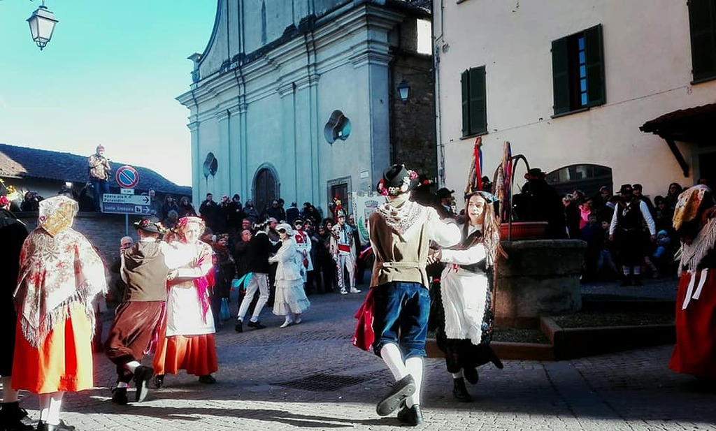 La sfilata della Lachera in Slovenia davanti a tanta gente