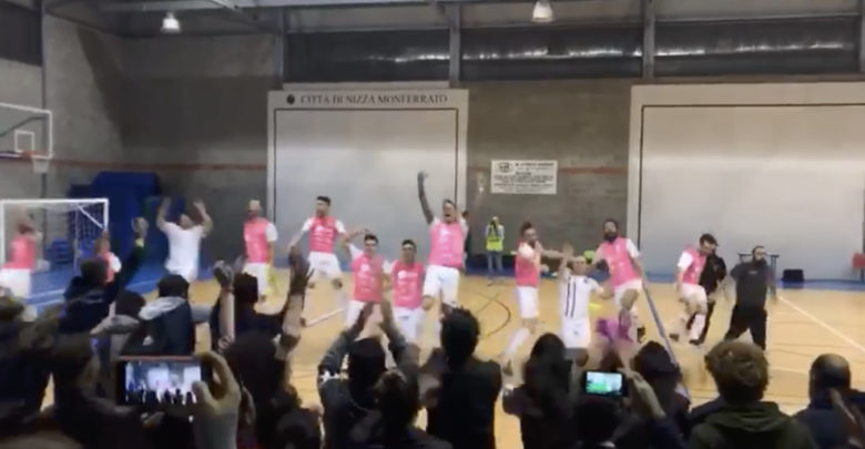 Futsal Fucsia esulta dopo aver vinto la finale regionale