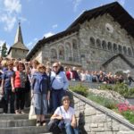 In cento con don Flaviano sul “Trenino Rosso” del Bernina