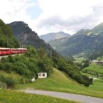 In cento con don Flaviano sul “Trenino Rosso” del Bernina