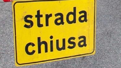 cartello con scritta "Strada chiusa"