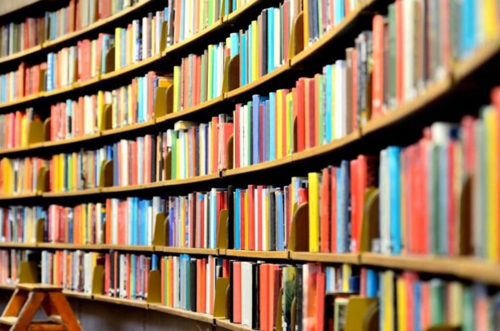 scaffali con libri