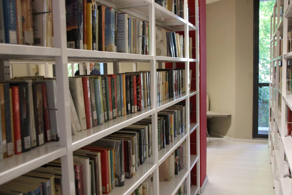 biblioteca di Canelli (scaffale con i libri)