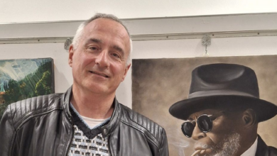 L'artista Andrea Pisano con la sua opera "Blues" (thumb)