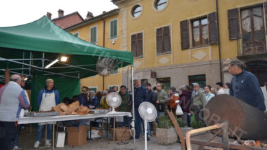 Bancarelle e visitatori alla Fiera di San Simone nel centro di Bubbio