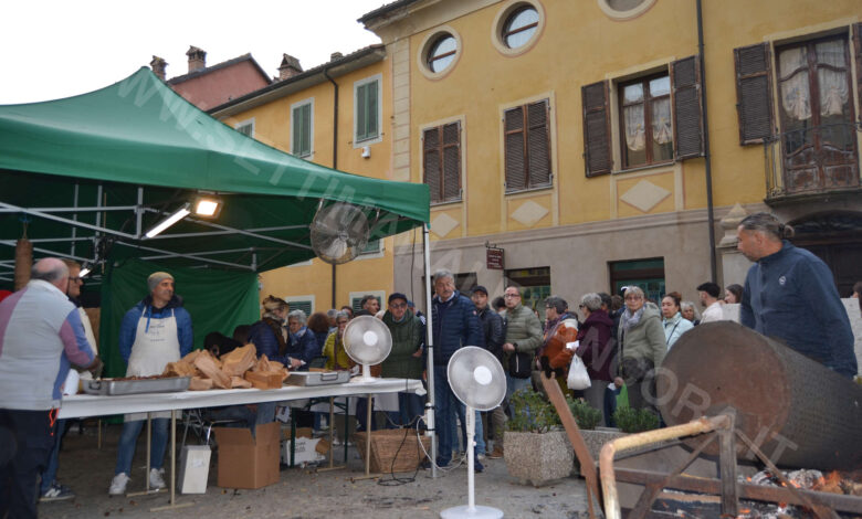 Bancarelle e visitatori alla Fiera di San Simone nel centro di Bubbio