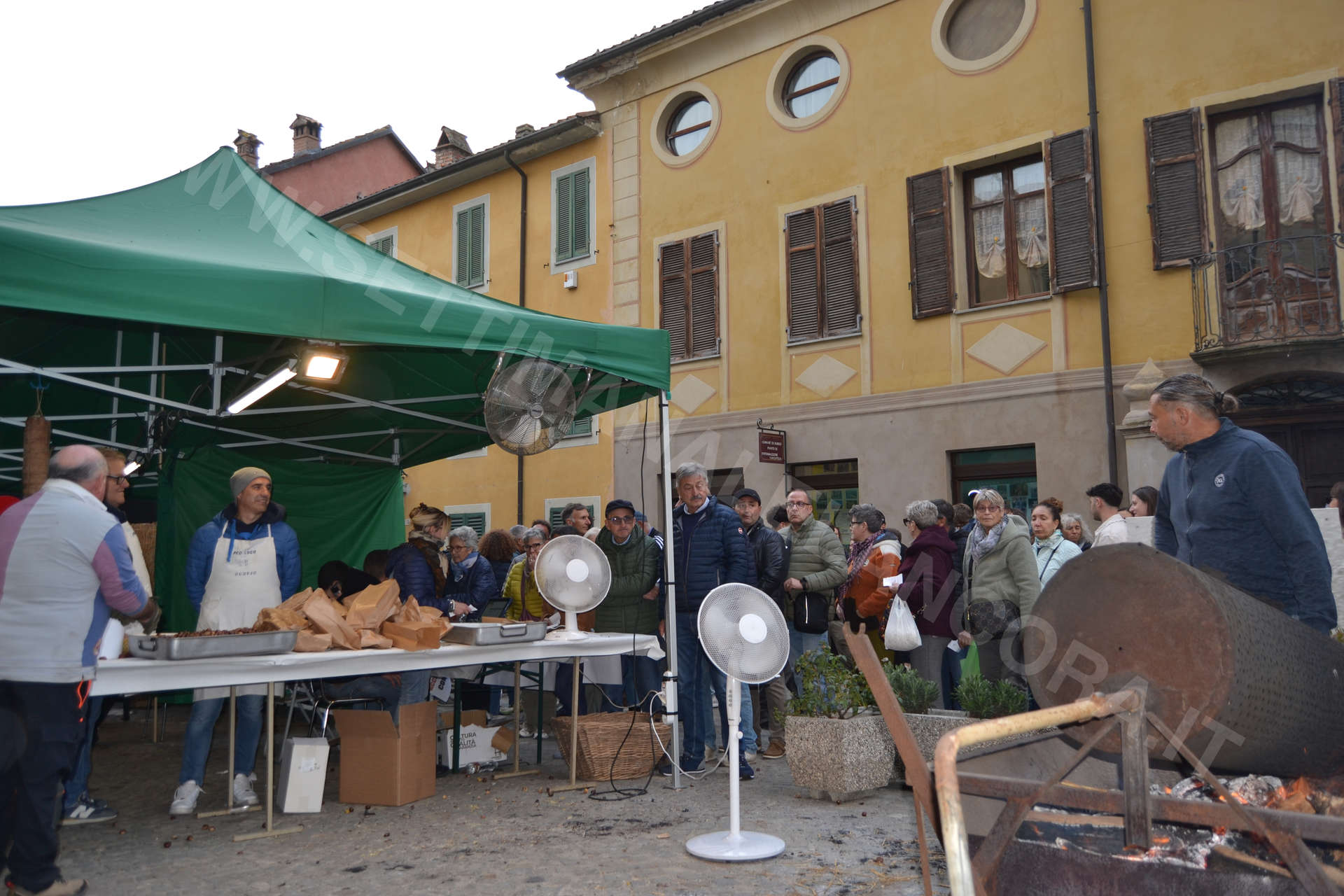 Bancarelle e visitatori alla Fiera di San Simone nel centro di Bubbio